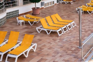 Una piscina techada, una piscina al aire libre