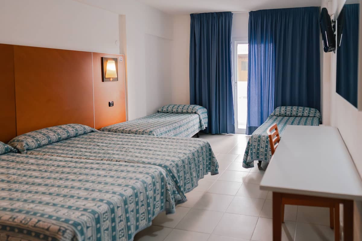 Minibar, värdeförvaringsskåp på rummet och skrivbord