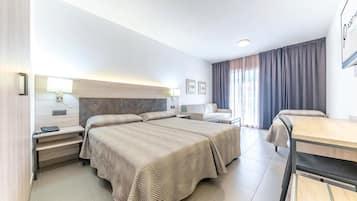 Frigobar, cofres nos quartos, escrivaninha, cortinas blackout