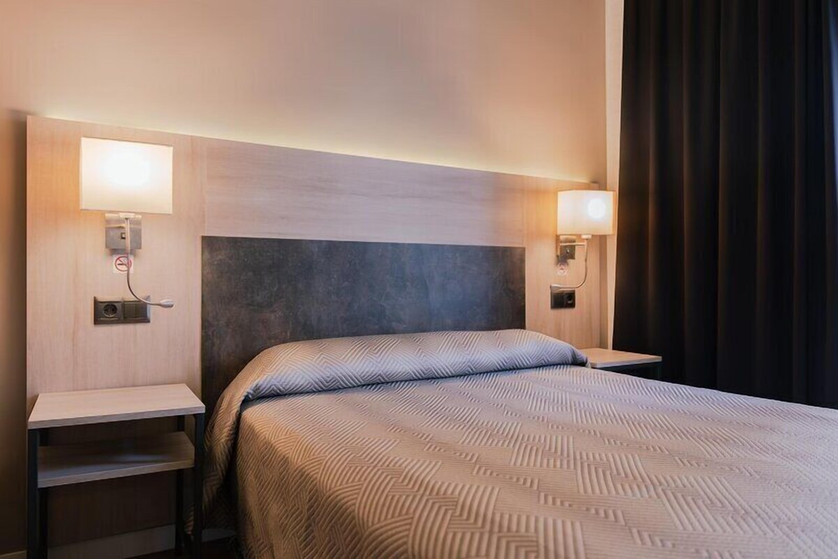 Single Room (CONFORT 1 adult) | Minibar, in-room safe, desk, blackout drapes