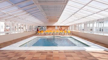 Una piscina techada, una piscina al aire libre