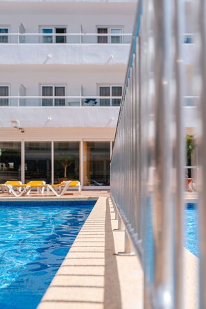Una piscina techada, una piscina al aire libre