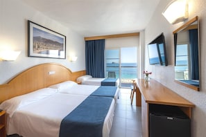 1 slaapkamer, bedden met traagschuimmatrassen, een minibar, een bureau