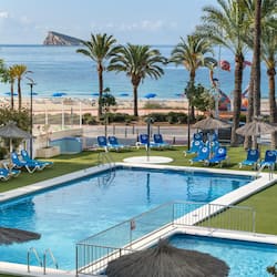 Piscina all'aperto, lettini