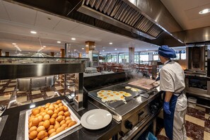 Se sirven desayunos, comidas y cenas con vista a la alberca