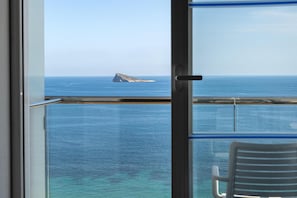 室外游泳池,提供日光浴躺椅