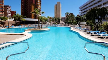 Innenpool, 2 Außenpools, Sonnenschirme, Liegestühle