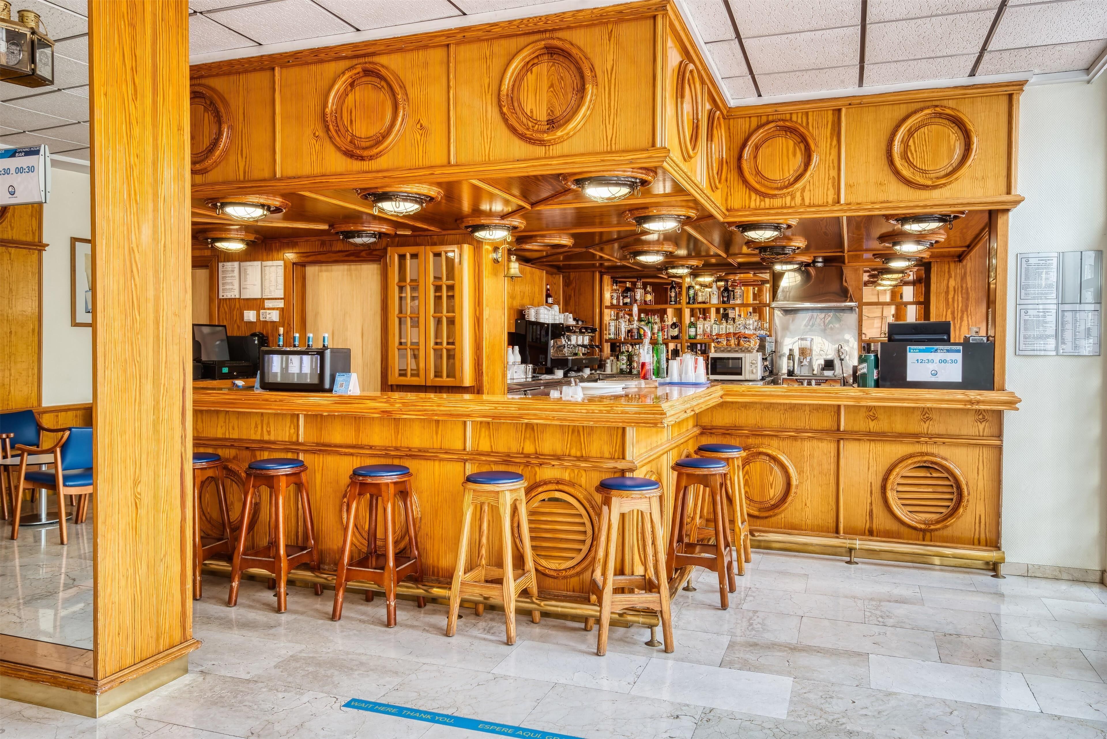 2 bars/lounges, 2 poolside bars