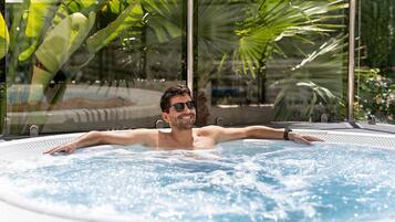 Vasca idromassaggio, massaggi “deep tissue”, massaggi