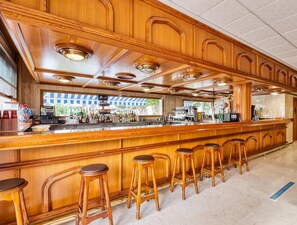 2 bars/lounges, 2 poolside bars