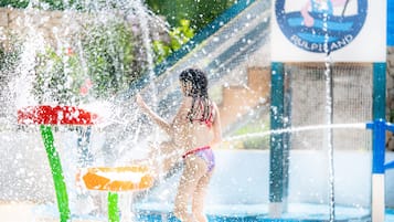 Kolam renang indoor dan 2 kolam renang outdoor