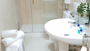 Secador de pelo, bidet, toallas, jabón