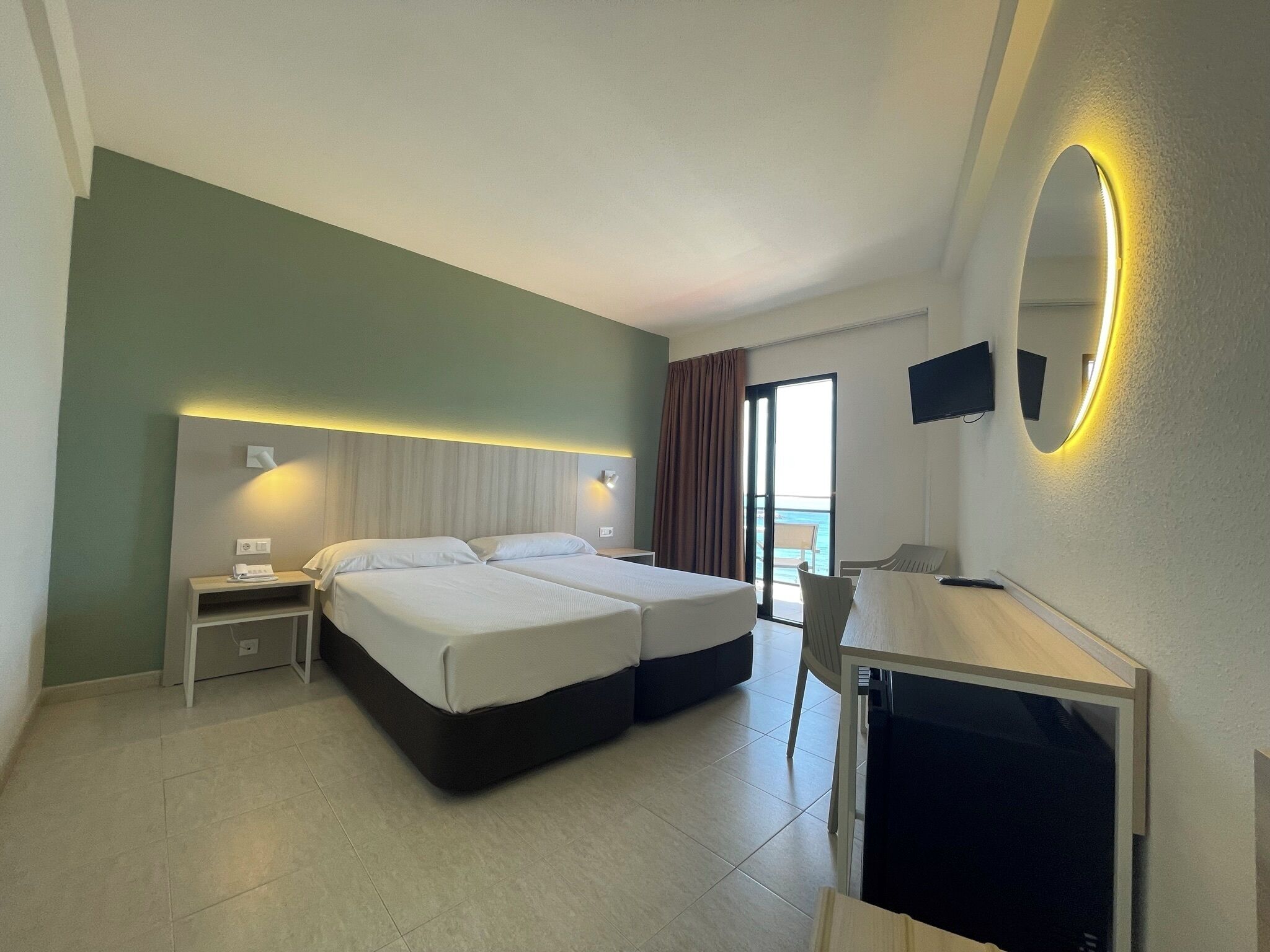 Pengeskab på værelset, skrivebord, mørklægningsgardiner