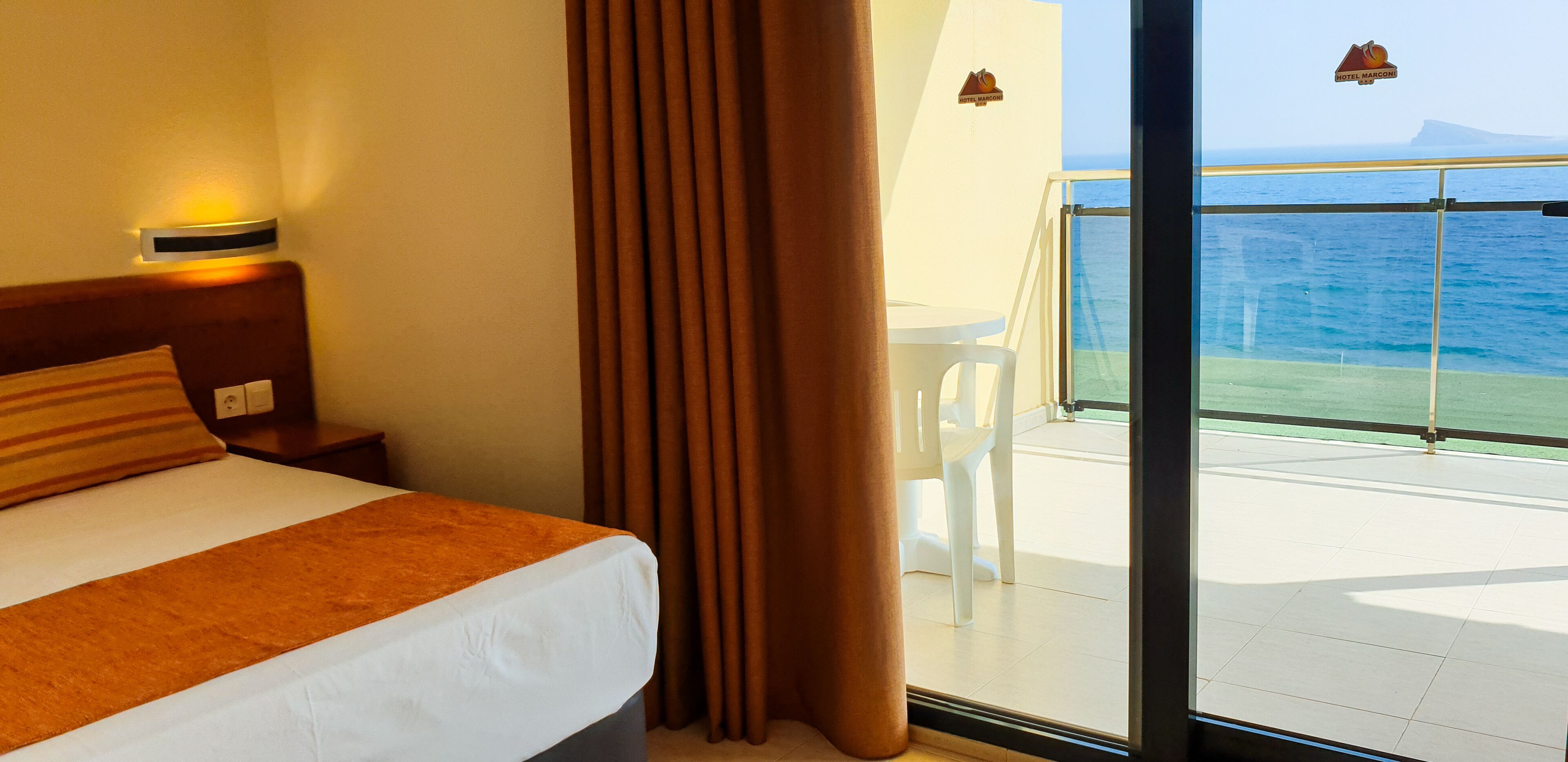 خزنة داخل الغرفة ومكتب وستائر تعتيم ومكواة/لوح كي