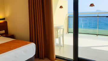 Chambre Double, vue mer | Coffres-forts dans les chambres, bureau, rideaux occultants