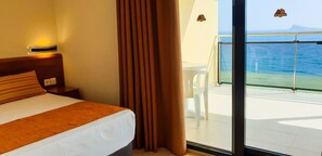 Quarto casal, vista para o mar | Cofres nos quartos, escrivaninha, cortinas blackout