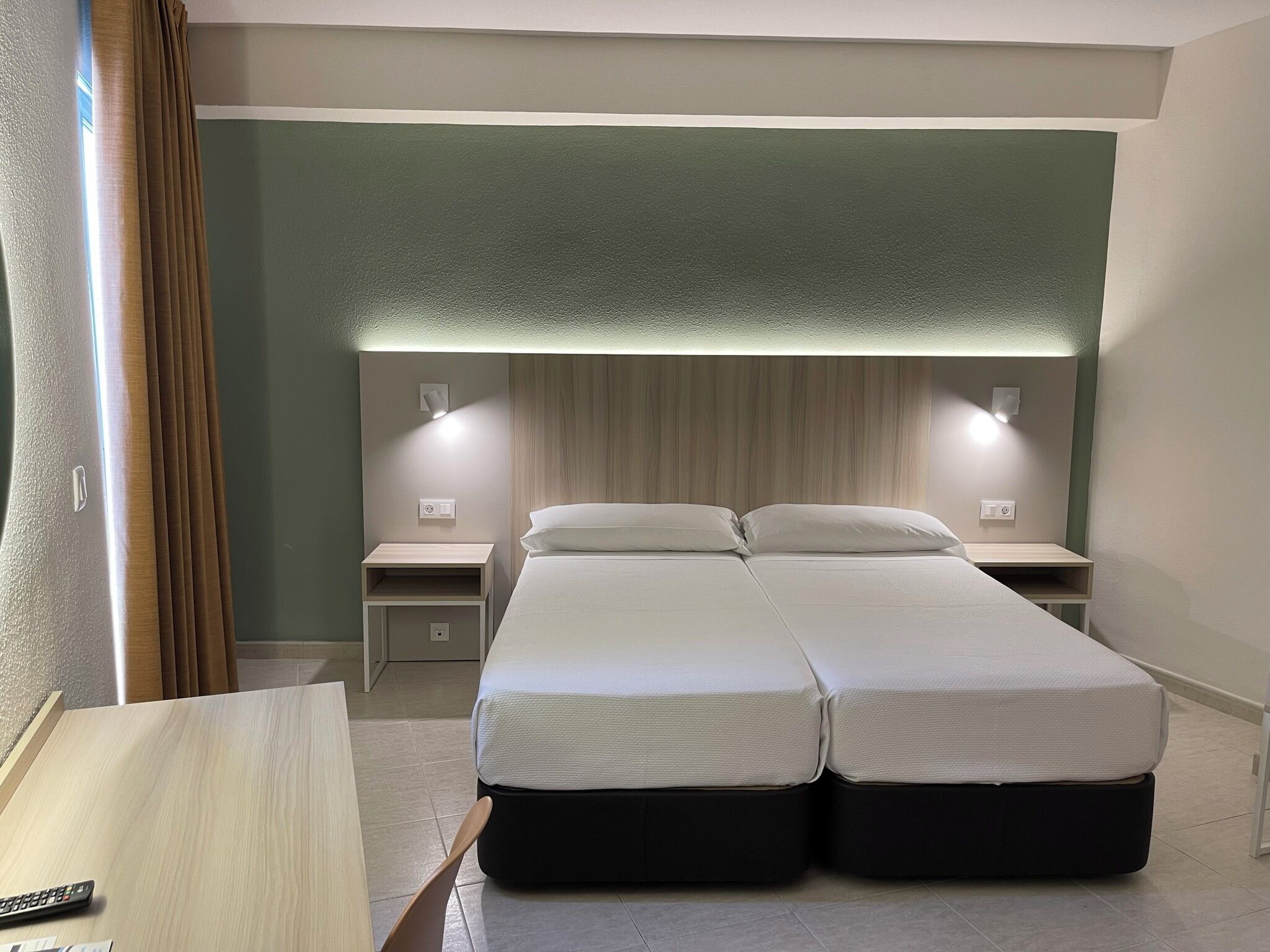 Cofres nos quartos, escrivaninha, cortinas blackout