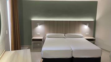 Cofres nos quartos, escrivaninha, cortinas blackout