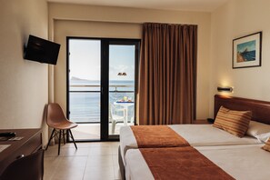 Zimmersafe, Schreibtisch, Verdunkelungsvorhänge, Bügeleisen/Bügelbrett