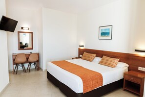 Caja fuerte, escritorio, cortinas opacas y tabla de planchar con plancha