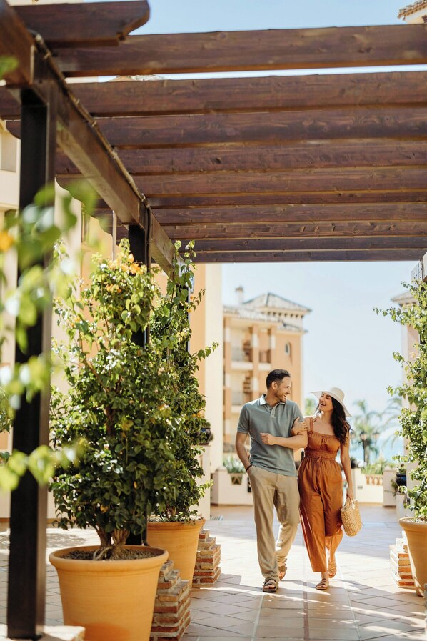 On the beach, beach cabanas, sun-loungers, beach umbrellas - Marriott's Marbella Beach Resort (Marbella)