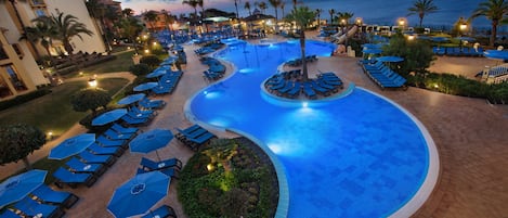 2 つの屋内プール、3 つの屋外プール、サンラウンジャー