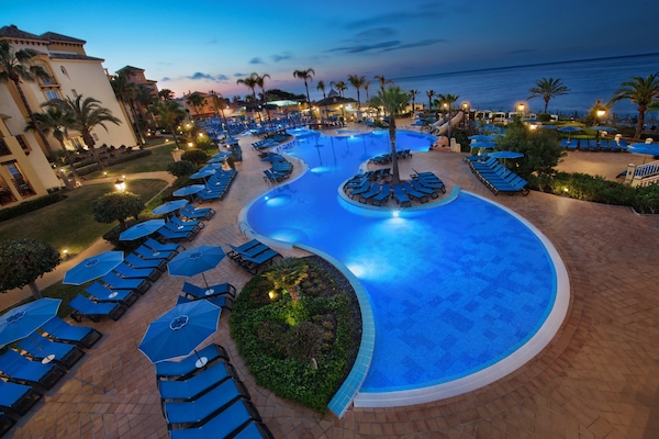 2 indoor pools, 3 outdoor pools, pool loungers