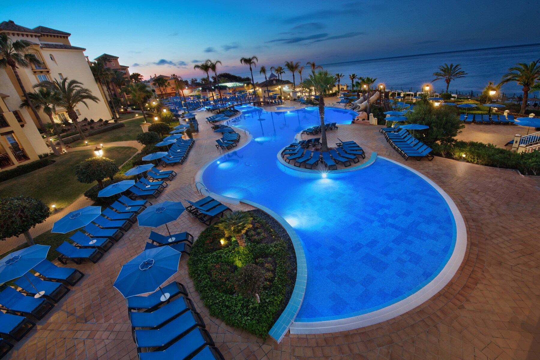 2 indoor pools, 3 outdoor pools, pool loungers