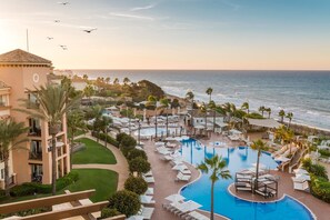 2 indoor pools, 3 outdoor pools, pool loungers