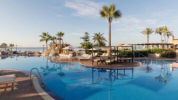 2 piscinas techadas, 3 piscinas al aire libre