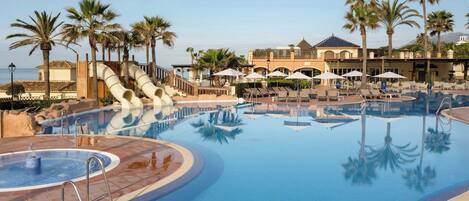 2 indoor pools, 3 outdoor pools, pool loungers