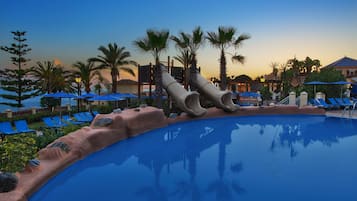 2 indoor pools, 3 outdoor pools, pool loungers