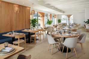 4 restaurants, breakfast, lunch, dinner served; international cuisine