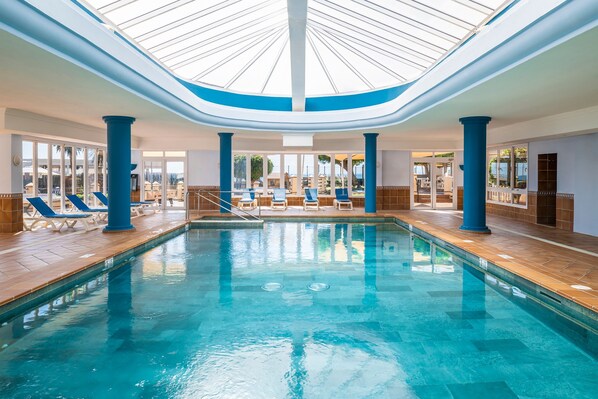2 indoor pools, 3 outdoor pools, pool loungers