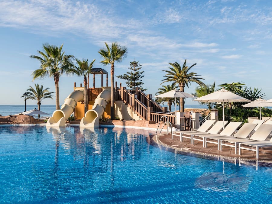 2 piscines couvertes, 3 piscines extérieures, chaises longues