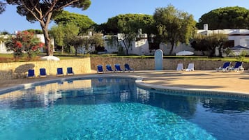 Piscine extérieure, parasols de plage, chaises longues