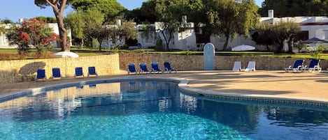 Piscine extérieure, parasols, chaises longues