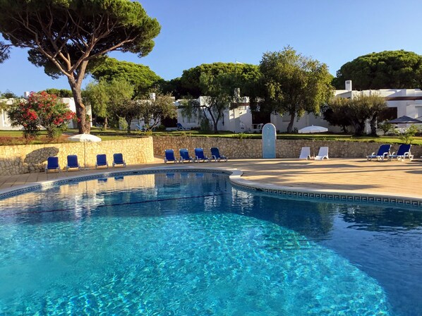 Piscine extérieure, parasols de plage, chaises longues