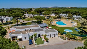 A resort with multiple buildings, a large swimming pool, and a beach area. - Prado Villas (Loulé)