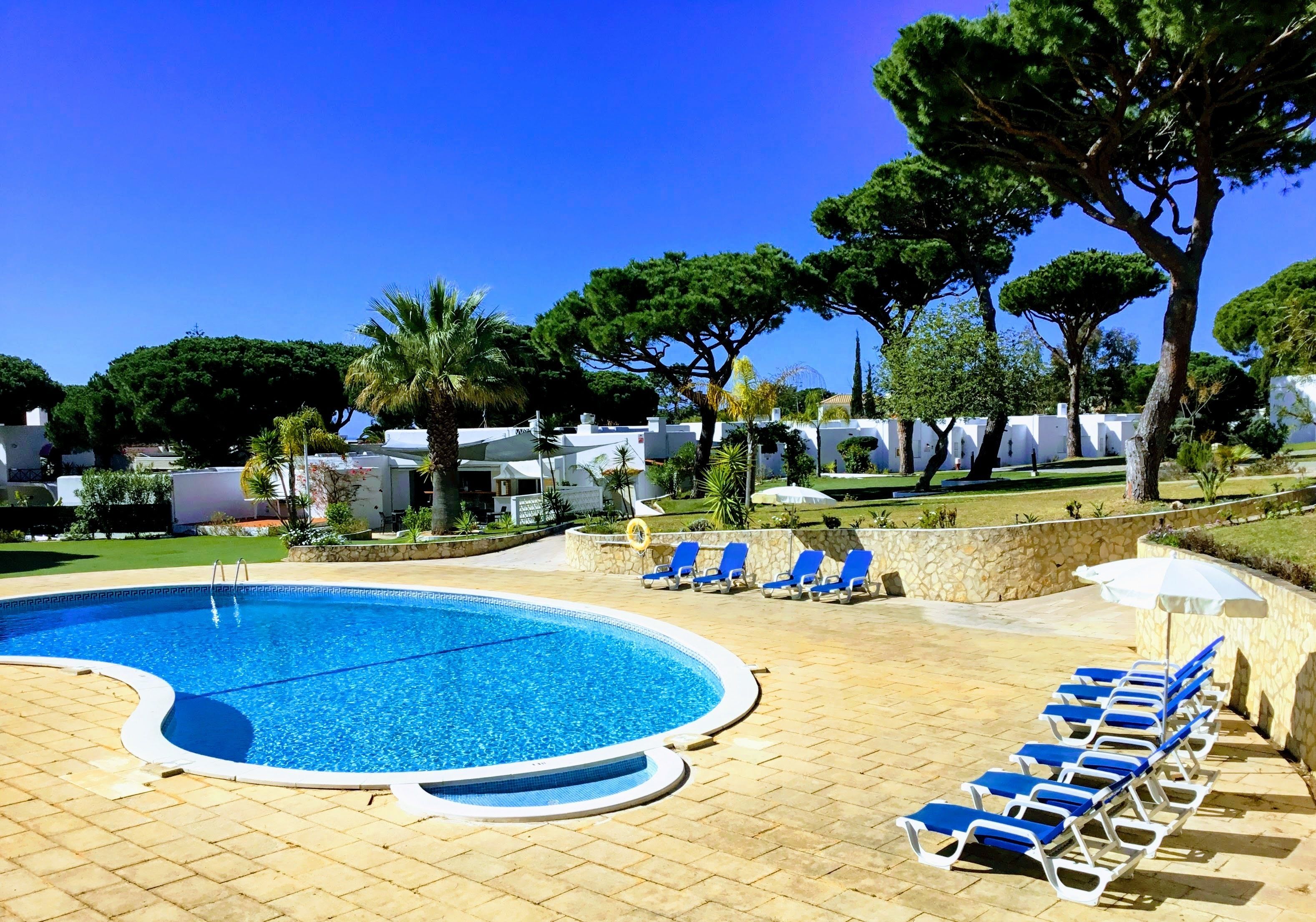 屋外プール、プール パラソル、サンラウンジャー