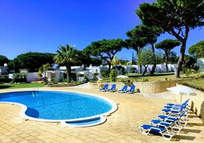 Piscina a l'aire lliure, para-sols i gandules 