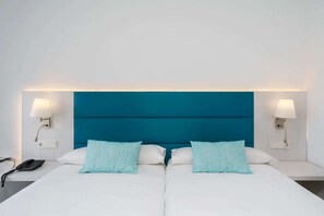 Frigobar, cofres nos quartos, escrivaninha, cortinas blackout