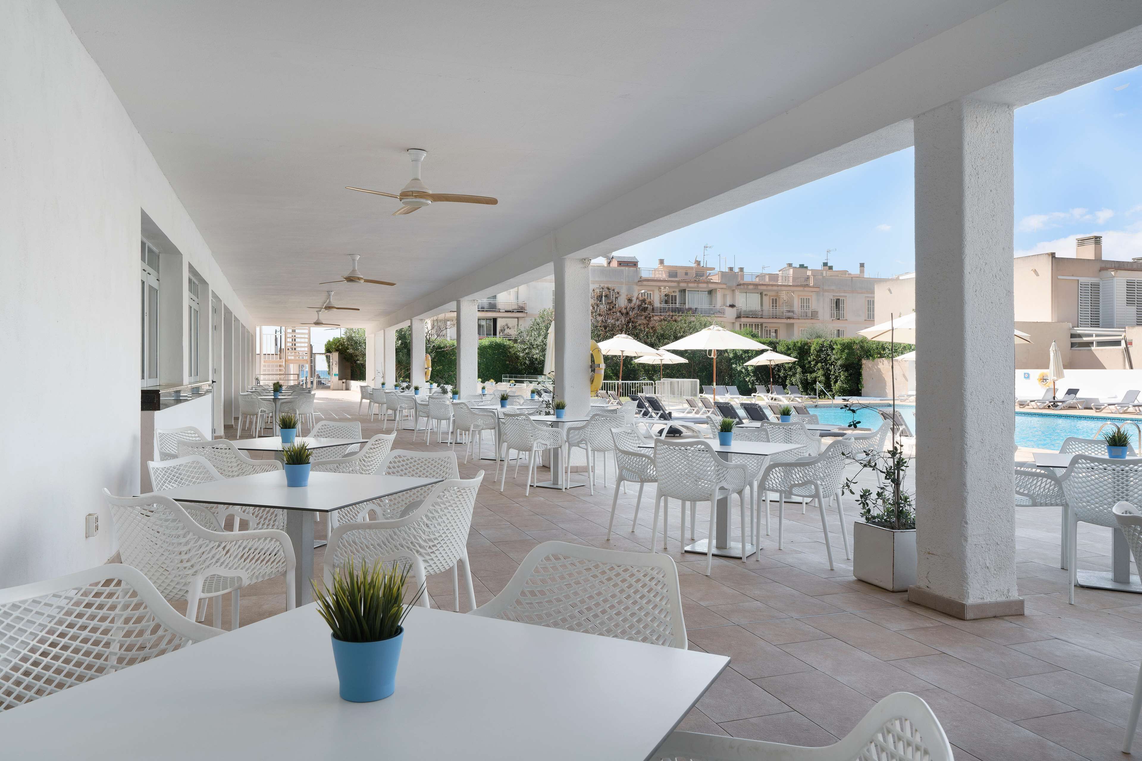 breakfast, lunch and dinner served