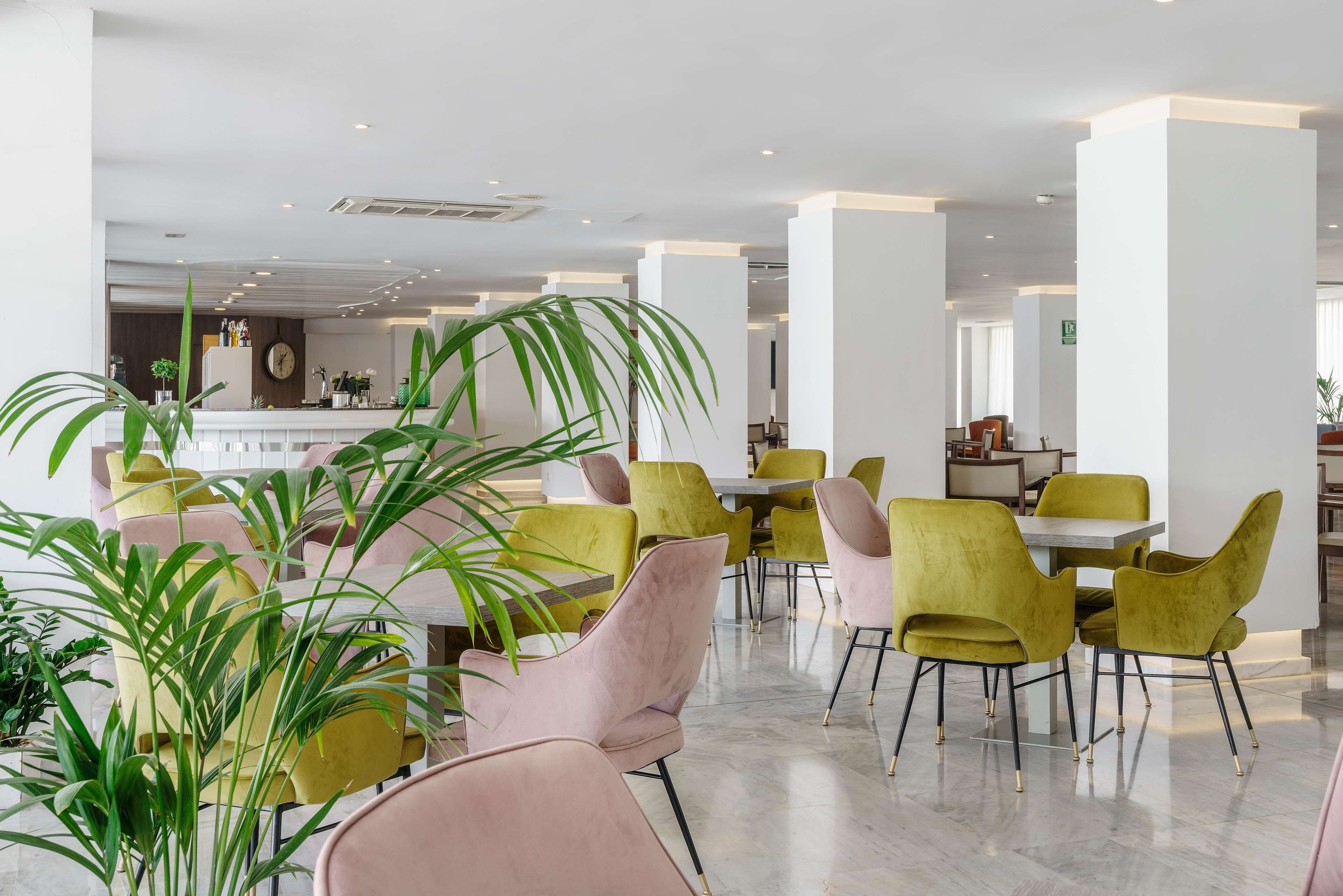 2 bars/lounges, lobby lounge, rooftop bar