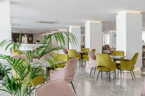 2 من البارات/الاستراحات، بار مشروبات وساندويتشات، بار على السطح