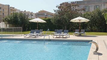 2 albercas al aire libre, sombrillas en la alberca y camastros