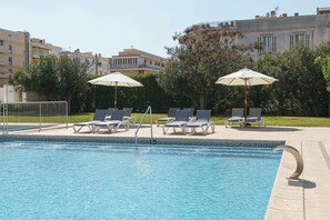 2 Außenpools, geöffnet von 10:00 Uhr bis 18:00 Uhr, Sonnenschirme