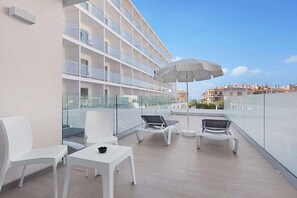 Minibar, Zimmersafe, Schreibtisch, Verdunkelungsvorhänge