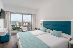 Frigobar, cofres nos quartos, escrivaninha, cortinas blackout