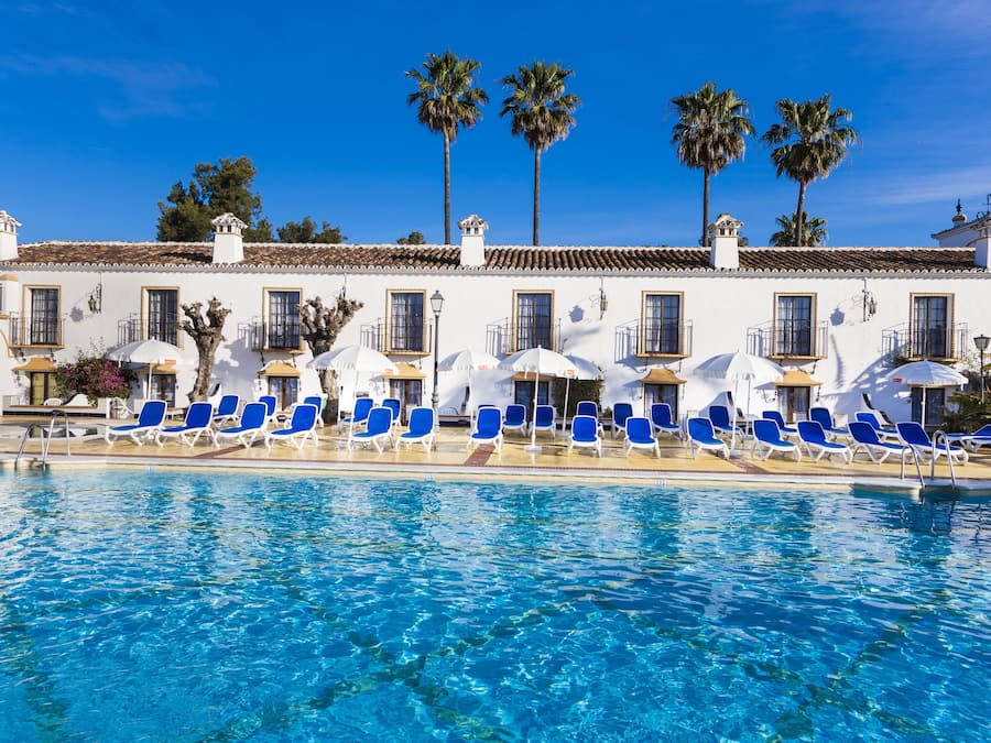 Piscina externa, funciona das 10h às 18h, espreguiçadeiras